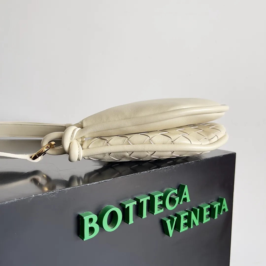 Batch 1720 BOTTEGA VENETA’s new GEMELLI MESSENGER bag Today I want to give you a super invincible and practical crossbody bag, Gemelli·Messenger This bag not only looks simple and elegant, but also has perfect practicality! The light design and lightweight body make it easy to carry whether you are shopping or traveling, making you more mobile! In fact, the shoulder strap is detachable, and you can DIY it by yourself to replace it with a chain or short armpit shoulder strap. Moreover, this shoulder strap will be wider, making it more comfortable to carry on your body! up! up! Style number: 796638 Size: 26*15*8cm
